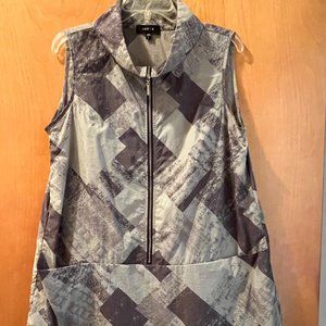 Jason vest with pockets, zip and lace ruffle. Abstract design tunic length. L